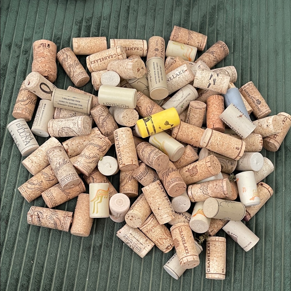 Bundle of around 100 Wine Corks‎
